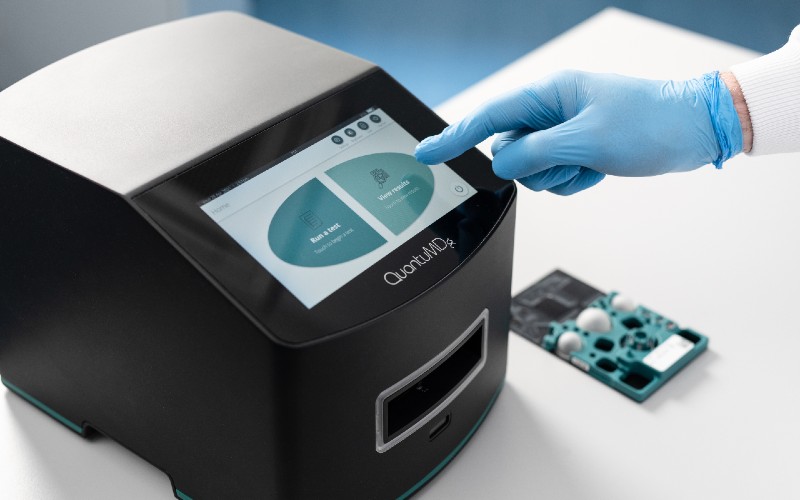 QuantuMDx Q-POC device
