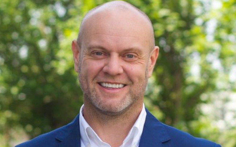 Howard Simms, Apadmi