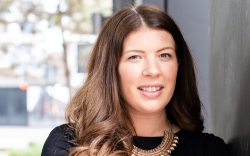 Laura Pomfret, Financielle